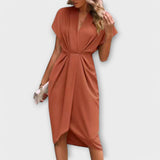Serena – Elegants un ērts midi apģērbs ar iesaiņojumu